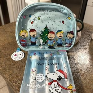 Wet n Wild Peanuts Snoopy Set of 4 Brushes and makeup bag NWT